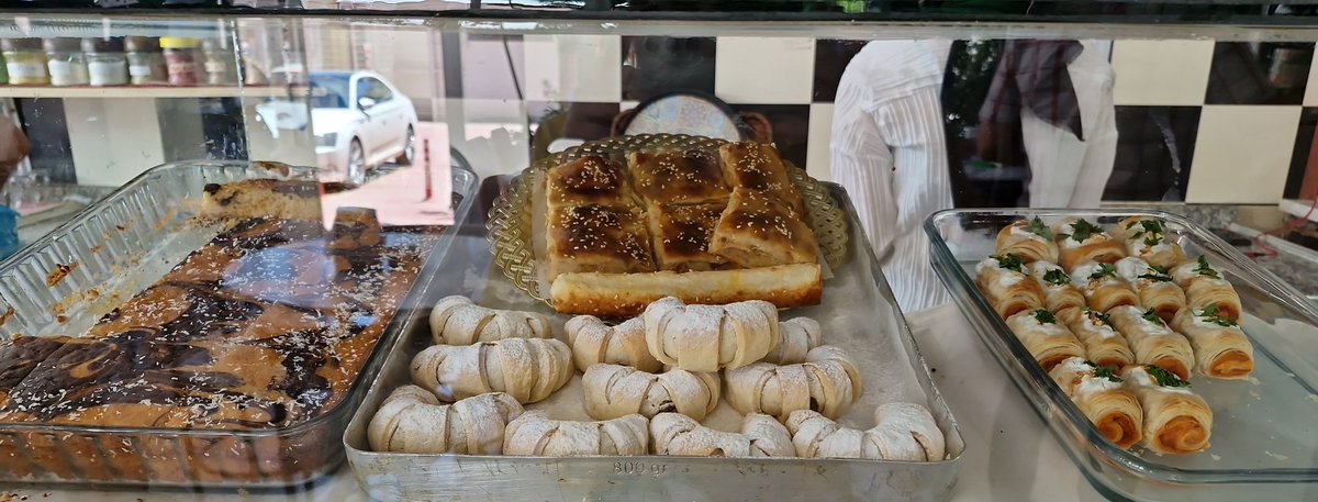 Hastane kantininde kantinci abinin eşi kısır kek börek yapmış, gün tabağı satıyorlar müthişşşş..