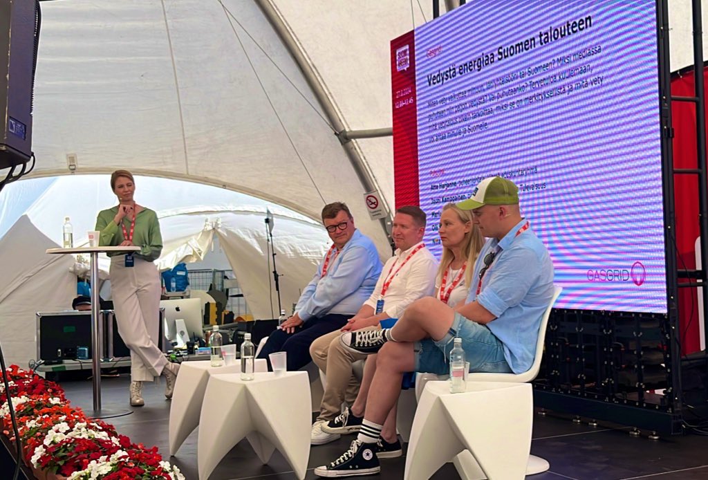 Gasgrid (@gasgrid) on Twitter photo Vety tarkoittaa tulevaisuuden energiaa. Erityisesti maakuntien ja maaseudun näkökulmasta se tuo elinvoimaa. <a href="/KemppainenJouni/">Jouni Kemppainen</a> <a href="/marialofg/">Maria Löfgren</a> @AtteHarjanne <a href="/osipila/">Olli Sipilä</a> <a href="/Nina_Rahkola/">Nina Rahkola</a> Vety tarkoittaa tulevaisuuden energiaa. Erityisesti maakuntien ja maaseudun näkökulmasta se tuo elinvoimaa. <a href="/KemppainenJouni/">Jouni Kemppainen</a> <a href="/marialofg/">Maria Löfgren</a> @AtteHarjanne <a href="/osipila/">Olli Sipilä</a> <a href="/Nina_Rahkola/">Nina Rahkola</a>