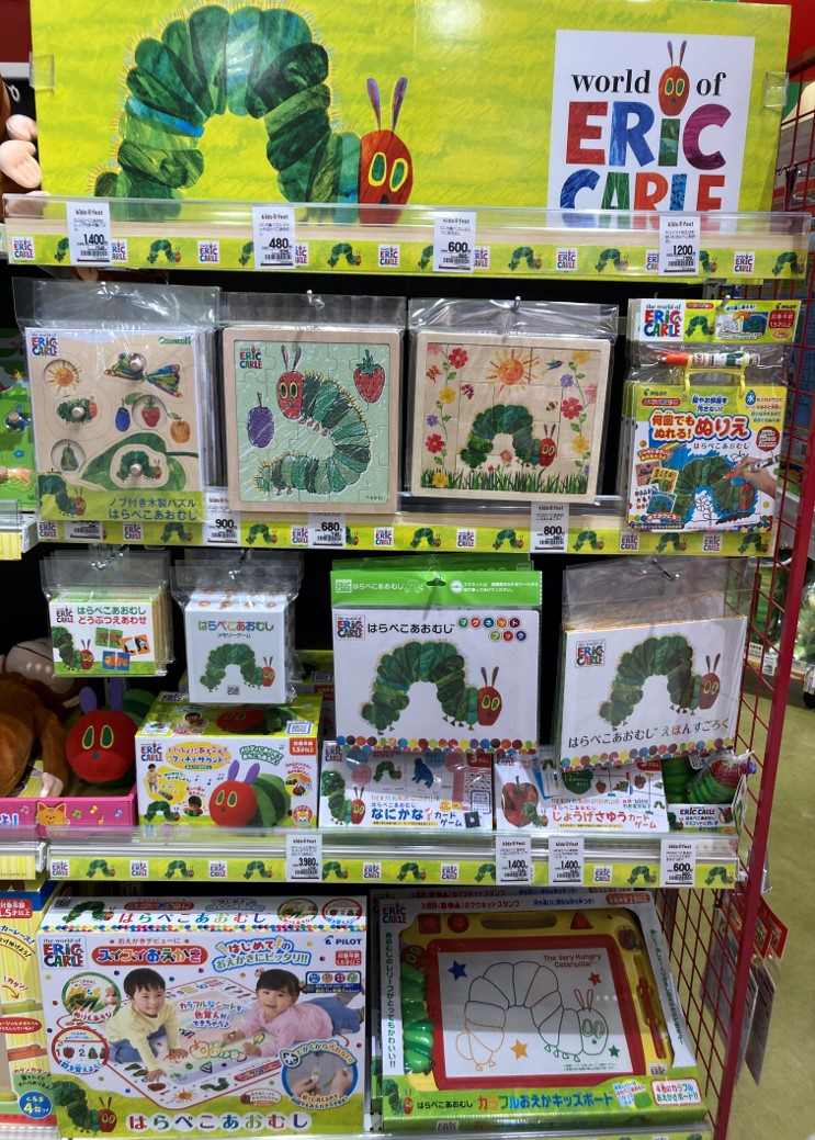 EricCarle_JP's tweet photo. 24年6/14 モレラ岐阜2Fに「kids fest」がオープン。#はらぺこあおむし の商品も多数販売！
現在「#エリック・カールたのしいあそびブック！」を、kids festモレラ岐阜店内で「はらぺこあおむし」商品をご購入されたお客様に、レジにて無料配布中。
※なくなり次第終了
#kidsfest #モレラ岐阜 #本巣市 https://t.co/zWnrdAXCqi