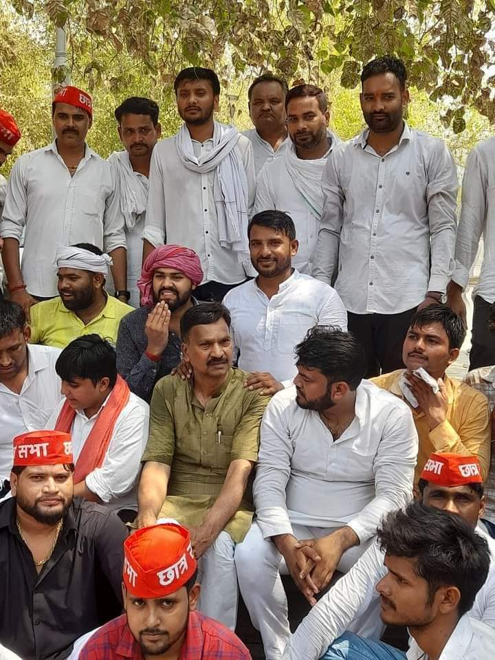ankuryadav44727's tweet photo. यूजीसी नेट की परीक्षा निरस्त होने व नीट की परीक्षा में हुई धांधली के विरोध में समाजवादी छात्र सभा ने किया विरोध प्रदर्शन 🙏🙏
अंकुर यादव
अध्यक्ष
लखनऊ विश्विद्यालय ll छात्र सभा 🙏🙏
#UGCNET
#UGCNETCancelled
#NeetScams
#NEET
#neetपेपररद्दकरोlvi https://t.co/NA5TuD6EKJ