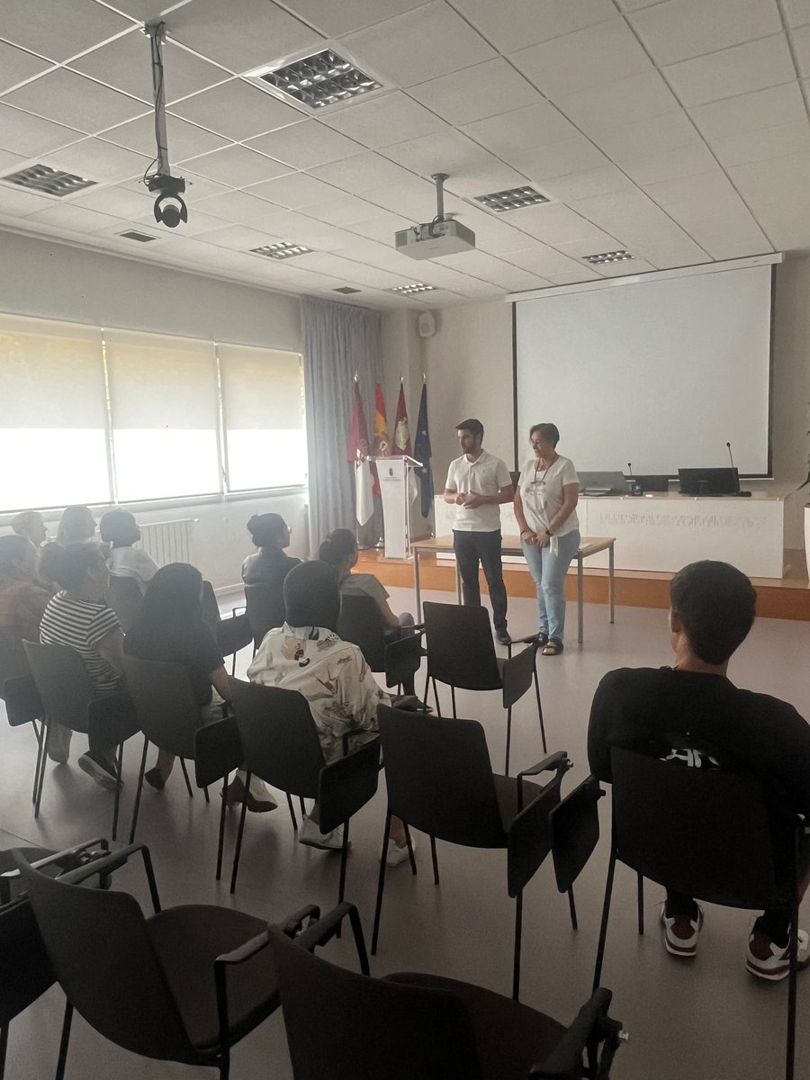 FacEducacionCu's tweet photo. La semana pasada tuvo lugar la última actividad del Proyecto de Divulgación Científica en Cáritas. Los participantes  visitaron la Facultad  y asistieron a la última charla, impartida por David Sanz. Finalmente, se realizó el acto de clausura con la decana de la Facultad. https://t.co/qqxWTTumPR