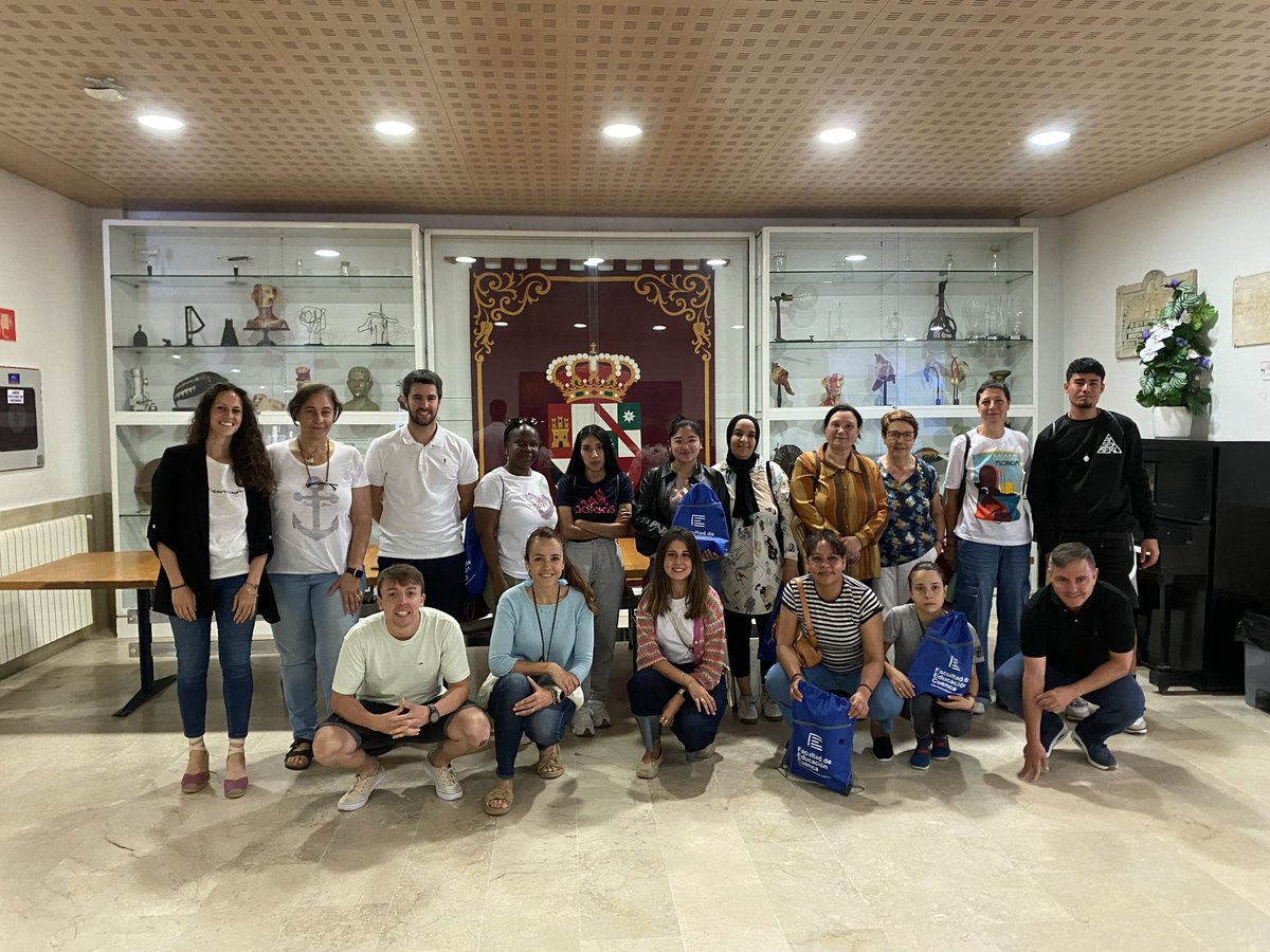 FacEducacionCu's tweet photo. La semana pasada tuvo lugar la última actividad del Proyecto de Divulgación Científica en Cáritas. Los participantes  visitaron la Facultad  y asistieron a la última charla, impartida por David Sanz. Finalmente, se realizó el acto de clausura con la decana de la Facultad. https://t.co/qqxWTTumPR