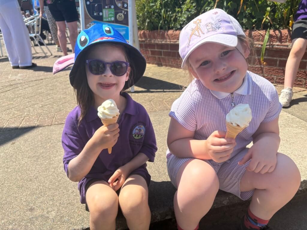 FoljambePrimary's tweet photo. 🏖️ The whole school had a fantastic visit to Cleethorpes in the beautiful sunshine! The children enjoyed playing games on the beach, collecting pretty shells, and building sandcastles.

See the full story and gallery here 👉 https://t.co/lLyoCIkU15 https://t.co/Gq3gA6fr3Z