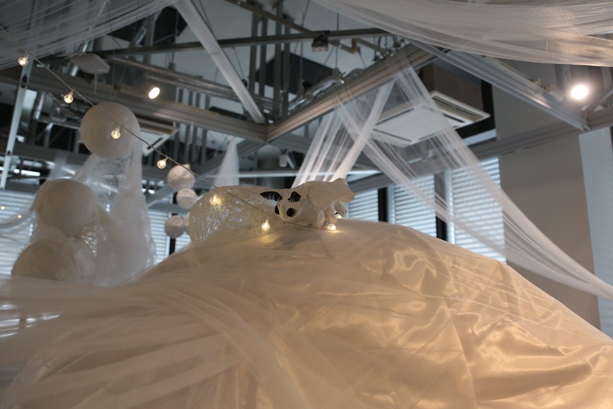 tagprojects's tweet image. 【TAG No.3 「繭―cocoon―」開催中】
私は今回企画・ポスター・制作を担当しました。物の配置やバランスは、その場で確認し合いながら決めたので不安ではありましたが、和気藹々と進めることができ、楽しかったです。（展示メンバー・Uさん）#玉川大学 #TAGprojects