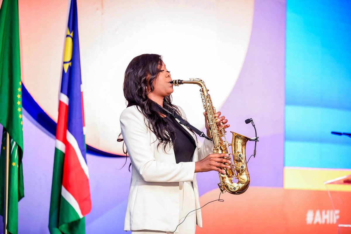 Suzy Eises 🎷 tweet media