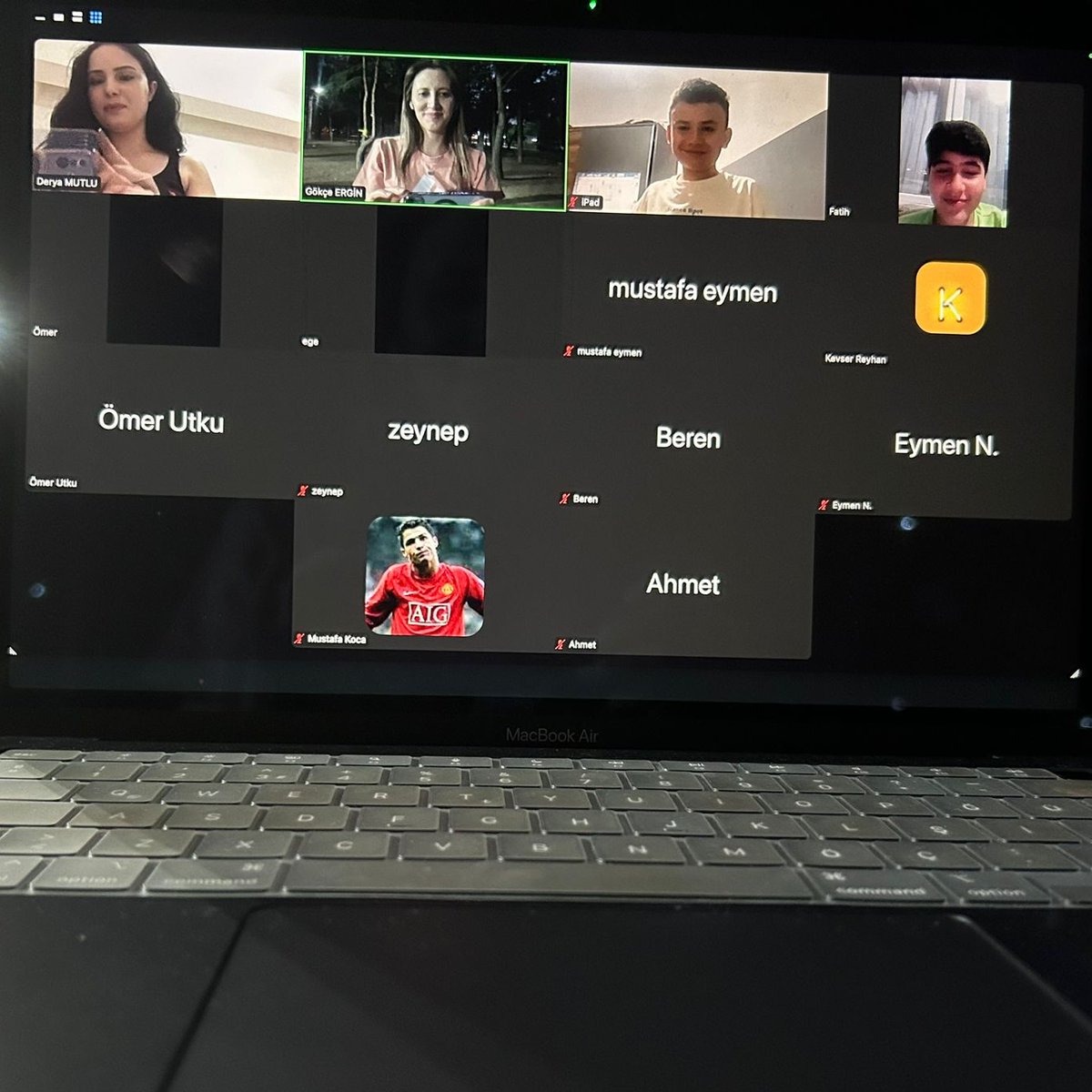 Özlenen Uğur’lu 7. Sınıf öğrencilerimiz ile online görüşme yaparak takibimiz devam ediyor 🌸

#uğurluolmak