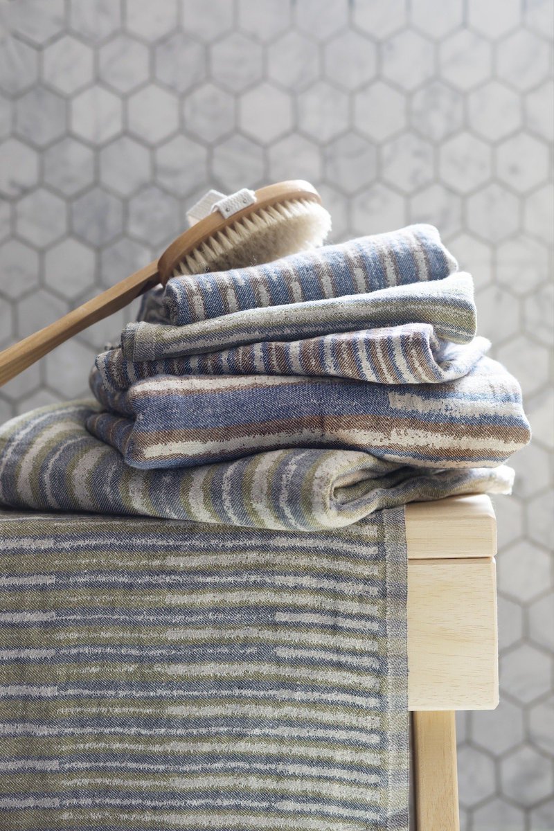 【オリジナルサウナステッカーをプレゼント】
スパ・サウナアイテムの新作入荷にあわせて、6/27(木)より表参道店と公式オンラインショップでは、ご購入のみなさまに数量限定でオリジナルサウナステッカーをプレゼントしています。
※公式オンラインショップはオレンジ色のステッカーとなります。