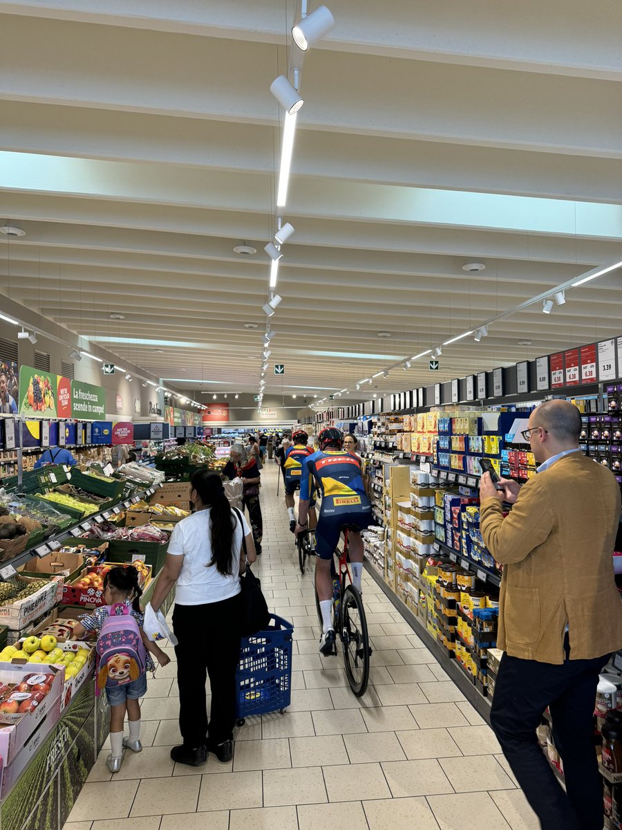 GabriGianuz's tweet photo. Immagina fare la spesa e ritrovarti la @LidlTrek al completo https://t.co/iVWDspM1GW