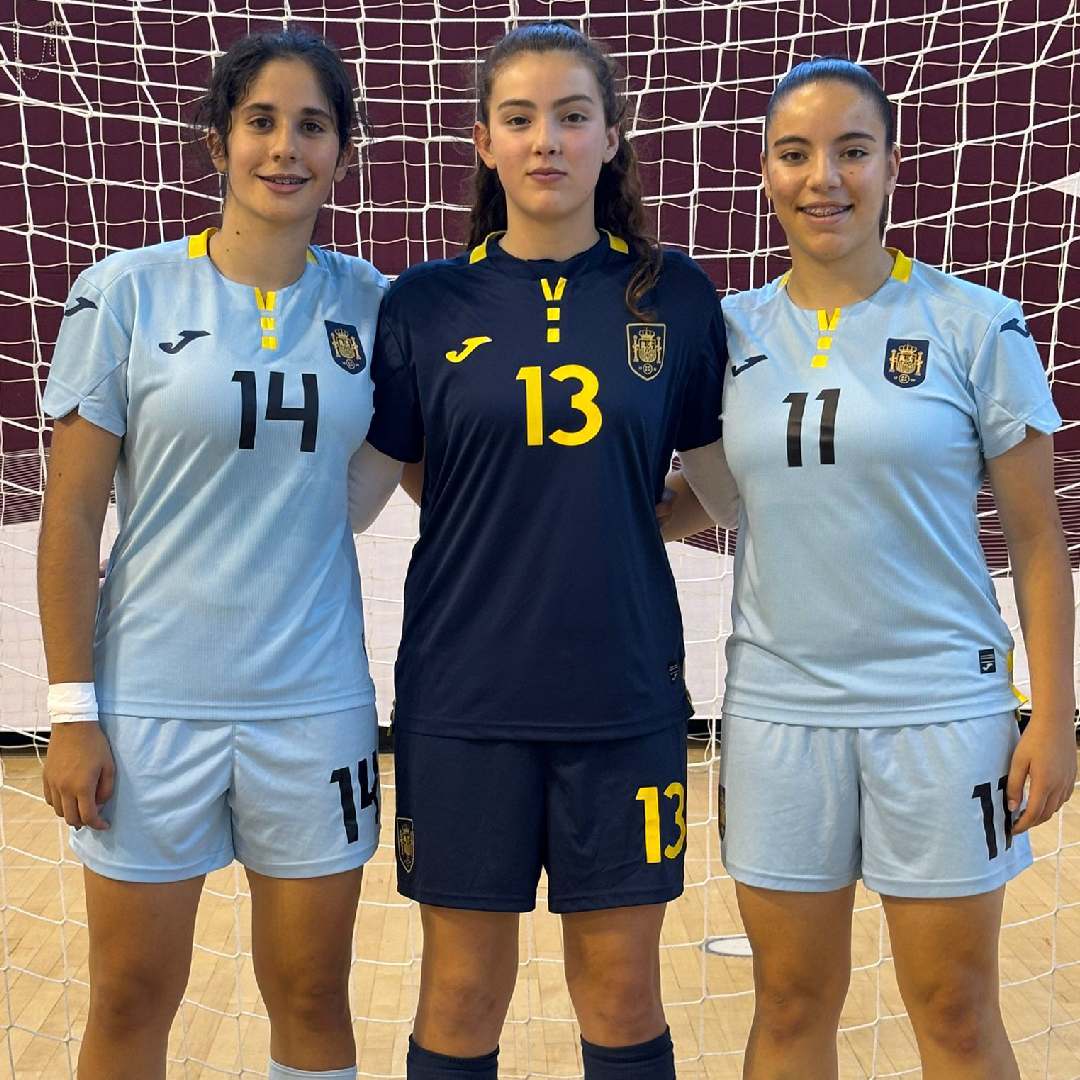 FutsalRFGF's tweet photo. 😍 As GALEGAS seleccionadas coa @SEFutbolFem Sub17 de fútbol sala 🇪🇸 disputaron onte un partido internacional amigable fronte Portugal 🇵🇹

1️⃣4⃣Sara Couso
1⃣3⃣Lola Muñoz 
1⃣1⃣Nuria Pascual 

👏 Noraboa rapazas e a seguir traballando e desfrutando do FUTSAL! 

#SentindoGalicia https://t.co/AHmySKU55f
