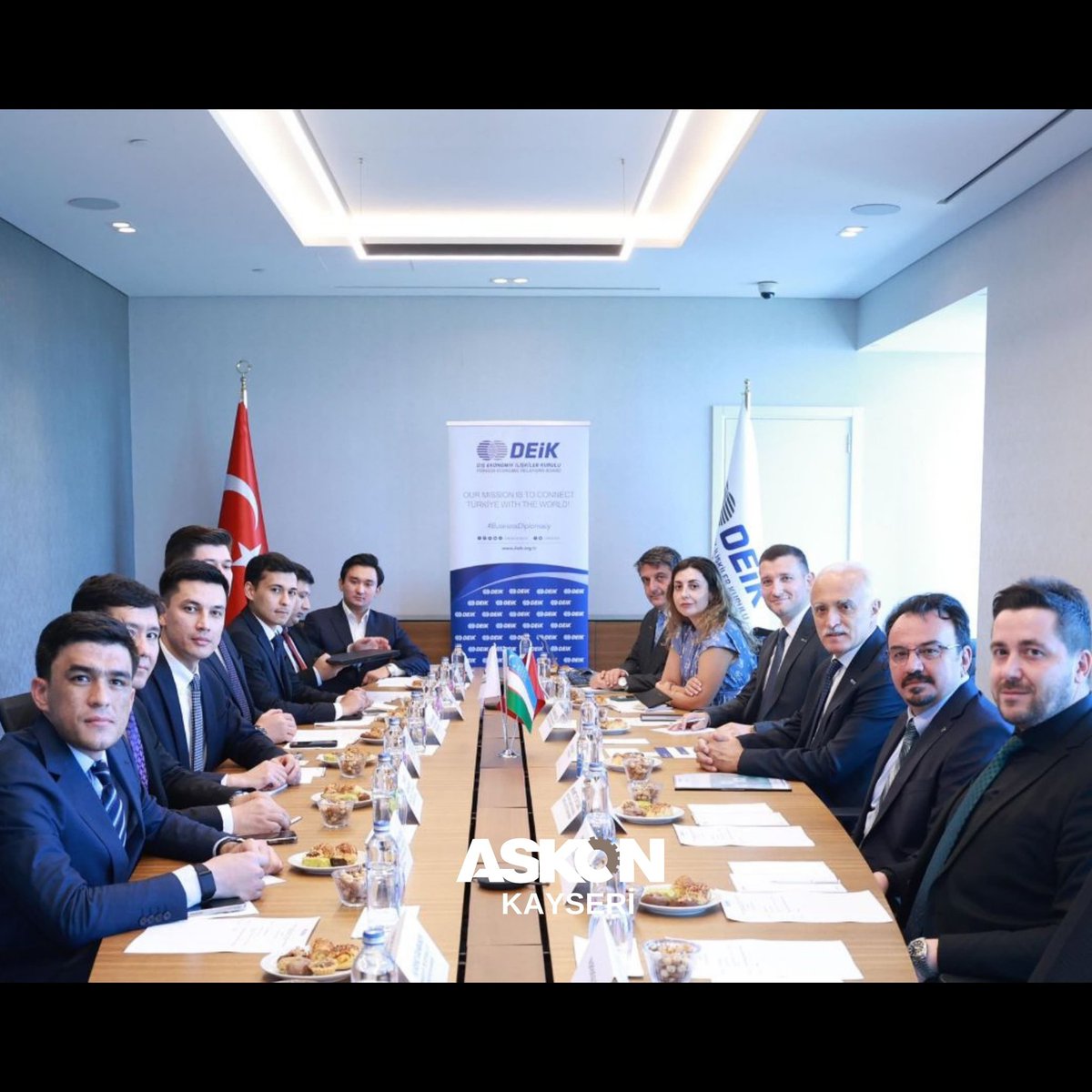 Özbekistan Yatırımlar, Sanayi ve Ticaret Bakan Yardımcısı ve aynı zamanda Özbekistan Cumhurbaşkanı Türkiye Özel Temsilcisi Akram Aliyev ve heyetini DEİK Başkanı Nail Olpak ve Başkan Yardımcımız Serkan Özcan DEİK'te misafir ettiler.

#DEİK #ASKON #Kayseri #özbekistan🇺🇿 #aliyev