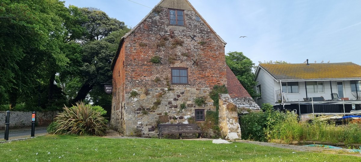 DMMFinance's tweet photo. A quality build lasts! This wonderful mill was mentioned in the Doomsday Book and has a mix of medieval, Tudor and Victorian brickwork. It still stands proud in Christchurch, Dorset and ceased as a commercial mill as recently as the early 20th century.
#historicbuildings https://t.co/Wctm7fbuVD
