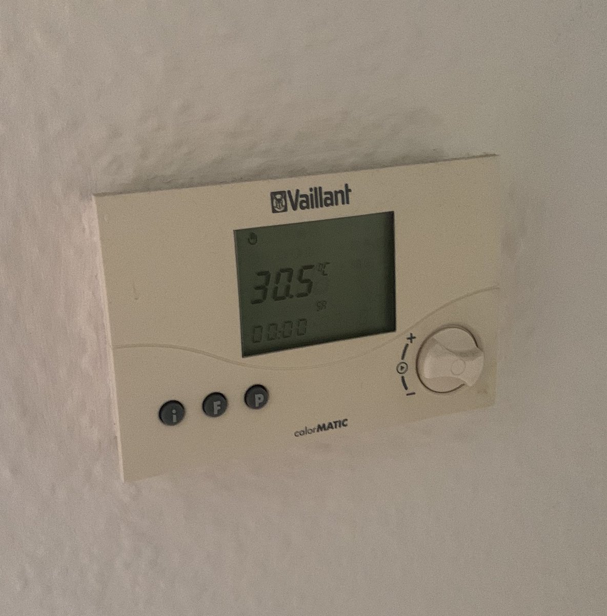 vctrfigueiroa's tweet image. Agora sim porra, 30.5 graus dentro de casa. Sai do banho suando, ventilador ligado espalhado calor… me sentindo mais em casa agora.