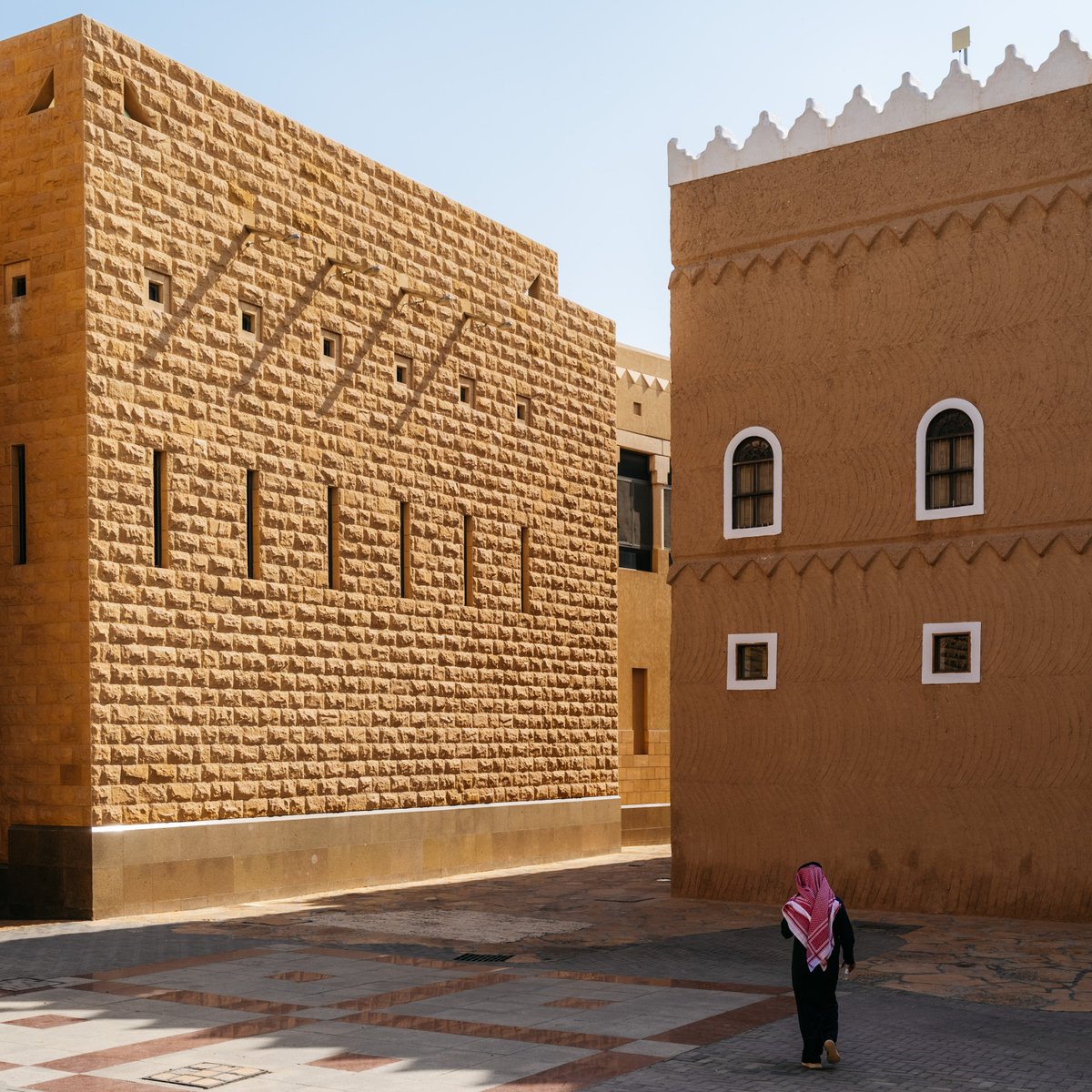 FSRiyadh's tweet photo. لاتفوت زيارة قلب الرياض واستمتع بالمزيج الفريد من التقاليد والأسلوب المعاصر. تشهد العمارة التاريخية على التراث الثقافي الغني، وتقدم لمحة رائعة عن الماضي.
خطط لرحلتك من خلال زيارة مكتب الكونسيرج واستمتع بالمزيج الفريد لحي المربع.
#فورسيزونز #الرياض #riyadh #fsriyadh https://t.co/Gbp9EN18pk