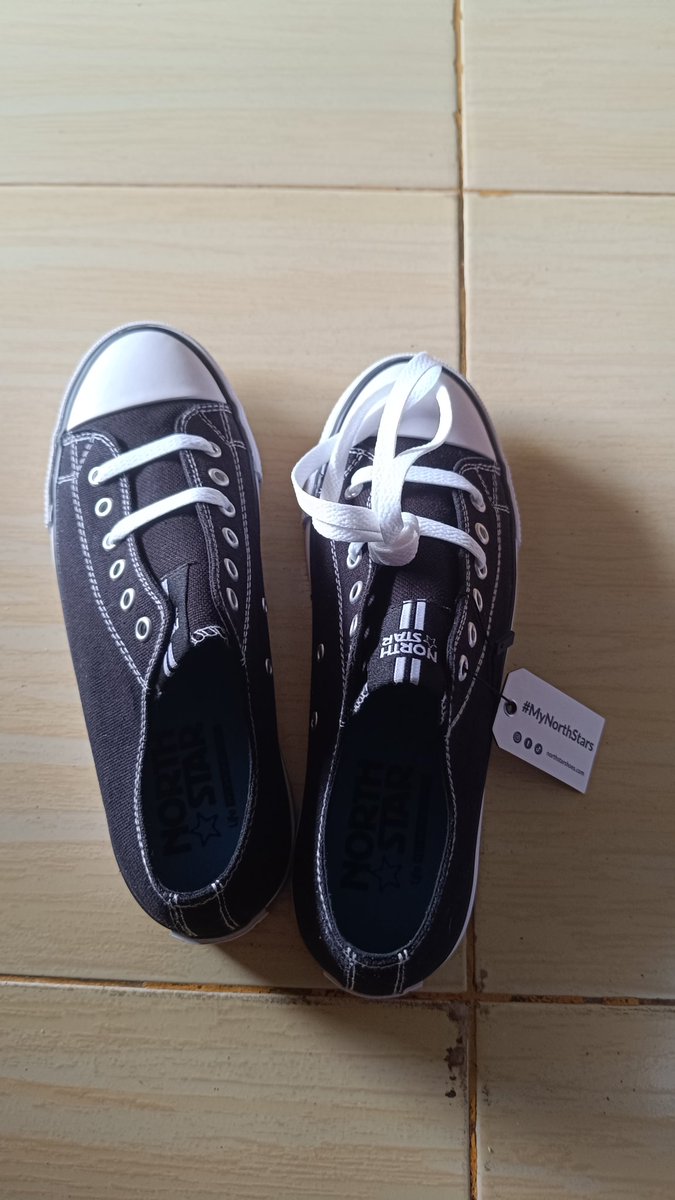 varrluvv_'s tweet photo. #notflexing | sepatu baru buat sma nantiii hihi, ini sepatu nya baru datang omaga 😮, soalnya katanya wajib pakai sepatu modelan ini di Yos 🤩 https://t.co/IJW6mCK1zZ