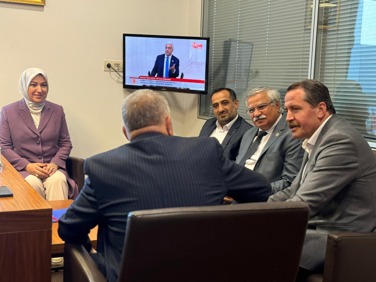 _aliyalcin_'s tweet photo. MECLİSE SUNULAN ÖMK’NIN EKSİKLİKLERİ TAMAMLANMALIDIR

Öğretmenlik Meslek Kanunu Tasarısını TBMM Başkanlığına sunan AK Parti Milletvekilleri Sn.Nazım Maviş, Sn.Rukiye Toy ve Sn.Latif Selvi ile görüşerek  kanun tasarısının beklentiyi karşılaması için eksikliklerinin tamamlanmasını istedik.

Kanun tasarısındaki olumlu, eksik ve olumsuz hususlarla ilgili görüş ve önerilerimiz paylaştık.

▪️Rotasyonun tasarıdan çıkarılması,
▪️Uzman ve başöğretmenliğe geçişte sınavın kaldırılması,
▪️Mevcut görevde olan tüm öğretmenlere 20 yıllık hizmet süresini tamamladığında 10 yıl uzman öğretmen şartı aranmaksızın başöğretmenliğe başvuruda bulunma hakkı getirilmesi,
▪️Yaz tatili ile ilgili tartışmaların tasarıya yansıtılmaması,
▪️Öğretmene şiddet ile ilgili caydırıcı hükme yer verilmesi gibi olumlu adımları son derece önemsiyoruz.

Uzman öğretmenlikte 10 yıl, başöğretmenlikte 20 yıl şartı aranmasının uzun bir süre olduğunu teyit eden ve daha önce vaad edilen uzman öğretmenlik için 5 yıl, başöğretmenlik için 10 yıl hizmet süresi şartının aranacağı sözü dikkate alınmalı ve vaat ile taslak örtüştürülmelidir.

Öğretmenlik Meslek Kanunu’nda;

🔴İl Millî Eğitim Müdür Yardımcısı, İlçe Millî Eğitim Müdürü, Eğitim Müfettişi, Şube Müdürü, Araştırmacı, Eğitim Uzmanı kadrolarında bulunanlara da “Uzman/Başöğretmenlik” ünvanı ve haklarının verilmesini,

▪️Sözleşmeli ve ücretli öğretmenliğin kaldırılmasını,
▪️Öğretmenlerin aile bütünlüğünün sağlanması için 3 yıl sözleşmeli çalışma şartının kaldırılmasını,
▪️Öğretmen adaylarının Akademide geçirdikleri sürelerin hizmet süresine dahil edilmesini,
▪️4 yıllık yöneticilik süresi için önce sınav, sonra eğitim, daha sonra yeniden sınav getirilmesi düzenlemesinin gözden geçirilmesini,
▪️Ek ders birim ücretlerinde artış yapılarak; ek ders gösterge rakamının 230’a çıkarılmasını,
▪️Kalkınmada öncelikli yörelerde çalışan yöneticilere,çalışanlara, öğretmenlere ilave malî haklar verilmesi taleplerimiz başta olmak üzere geçmişten bu güne dile getirdiğimiz beklentilerin hayata geçmesini bekliyor ve istiyoruz.

@tcmeb | @Yusuf__Tekin | @prof_mahmutozer | @avabdullahguler 

@NazimMavis |@latifselvi42 |@rukiye_toy