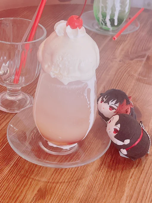 肥前「おい、これどうやって飲むんだ」清光「なんかー、ドッキングしてあるアイスの帽子、そっちのグラスに移すみたいよ」わたし「適宜アイスを溶かして飲めばいいのかなわかんない……どうしたら……アイスうまい……」 