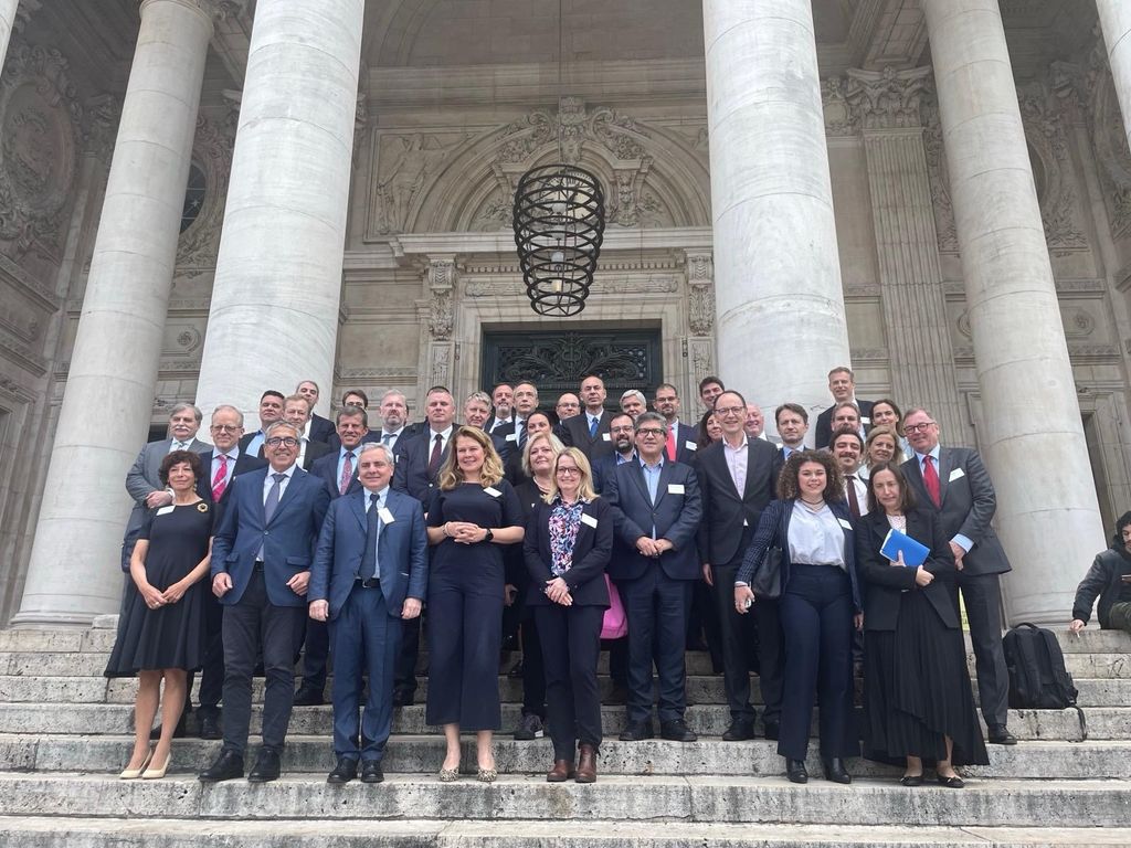 PMVnv (@pmvnv) on Twitter photo Vorige week vond in het schitterend gerenoveerde beursgebouw de CEO-meeting 2024 plaats van ELTI. De European Association of Long-Term Investors verzamelt de National Promotional Banks and Institutions (NPBIs) binnen de EU. Vorige week vond in het schitterend gerenoveerde beursgebouw de CEO-meeting 2024 plaats van ELTI. De European Association of Long-Term Investors verzamelt de National Promotional Banks and Institutions (NPBIs) binnen de EU.