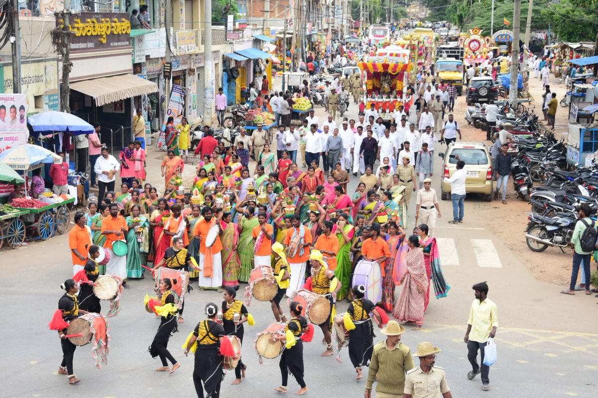 dc_ckbpur's tweet photo. ಚಿಕ್ಕಬಳ್ಳಾಪುರದಲ್ಲಿ ಶ್ರೀ ಕೆಂಪೇಗೌಡರ ಜಯಂತಿ ಉದ್ಘಾಟನೆಯನ್ನು ಸಚಿವರಾದ ಡಾ. ಎಂ.ಸಿ. ಸುಧಾಕರ್ ನೆರವೇರಿಸಿದರು.  ಜಿಲ್ಲಾಧಿಕಾರಿ ಪಿ.ಎನ್. ರವೀಂದ್ರ, CEO ಪ್ರಕಾಶ್ ಜಿ.ಟಿ. ನಿಟ್ಟಾಲಿ, ಜಿಲ್ಲಾ ಪೊಲೀಸ್ ವರಿಷ್ಠಾಧಿಕಾರಿ ಡಿ.ಎಲ್. ನಾಗೇಶ್, ADC ಡಾ. ಎನ್. ತಿಪ್ಪೇಸ್ವಾಮಿ, ಉಪವಿಭಾಗಾಧಿಕಾರಿ ಡಿ.ಹೆಚ್.ಅಶ್ವಿನ್ ಮತ್ತಿತರರಿದ್ದರು. https://t.co/Vf5Q0M7VMh