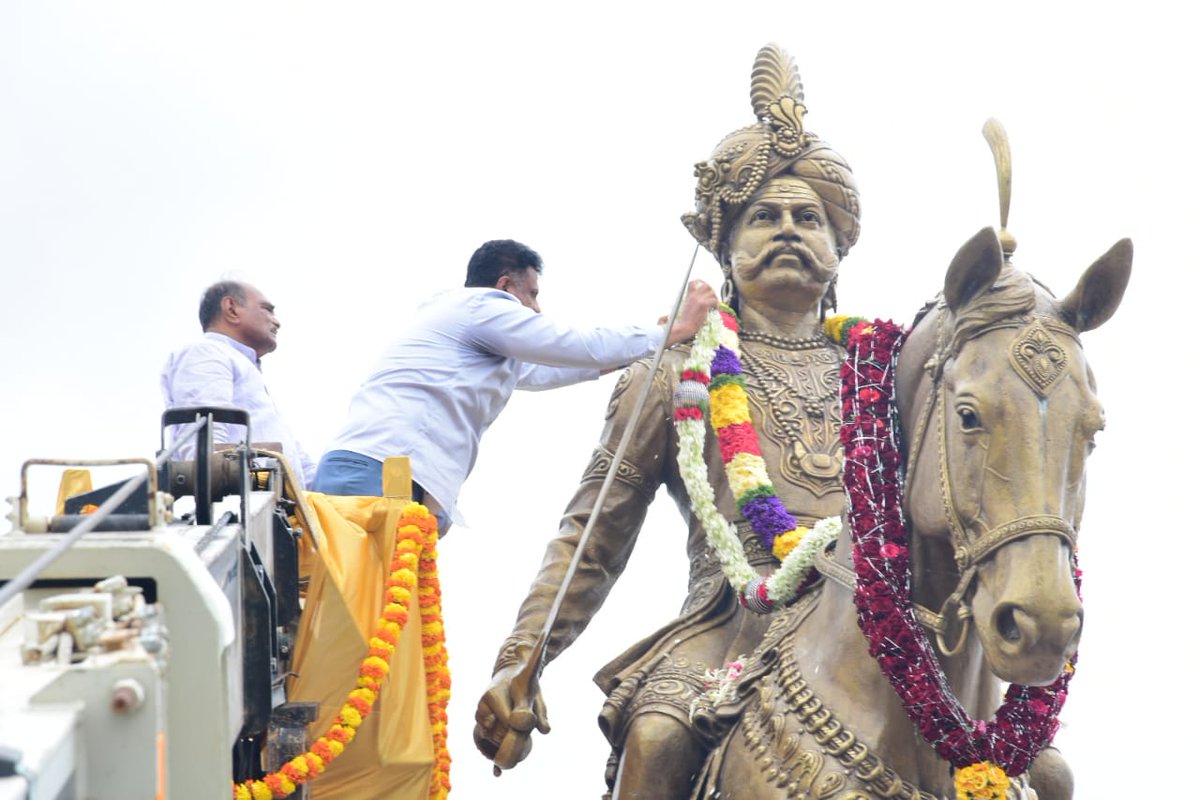 dc_ckbpur's tweet photo. ಚಿಕ್ಕಬಳ್ಳಾಪುರದಲ್ಲಿ ಶ್ರೀ ಕೆಂಪೇಗೌಡರ ಜಯಂತಿ ಉದ್ಘಾಟನೆಯನ್ನು ಸಚಿವರಾದ ಡಾ. ಎಂ.ಸಿ. ಸುಧಾಕರ್ ನೆರವೇರಿಸಿದರು.  ಜಿಲ್ಲಾಧಿಕಾರಿ ಪಿ.ಎನ್. ರವೀಂದ್ರ, CEO ಪ್ರಕಾಶ್ ಜಿ.ಟಿ. ನಿಟ್ಟಾಲಿ, ಜಿಲ್ಲಾ ಪೊಲೀಸ್ ವರಿಷ್ಠಾಧಿಕಾರಿ ಡಿ.ಎಲ್. ನಾಗೇಶ್, ADC ಡಾ. ಎನ್. ತಿಪ್ಪೇಸ್ವಾಮಿ, ಉಪವಿಭಾಗಾಧಿಕಾರಿ ಡಿ.ಹೆಚ್.ಅಶ್ವಿನ್ ಮತ್ತಿತರರಿದ್ದರು. https://t.co/Vf5Q0M7VMh