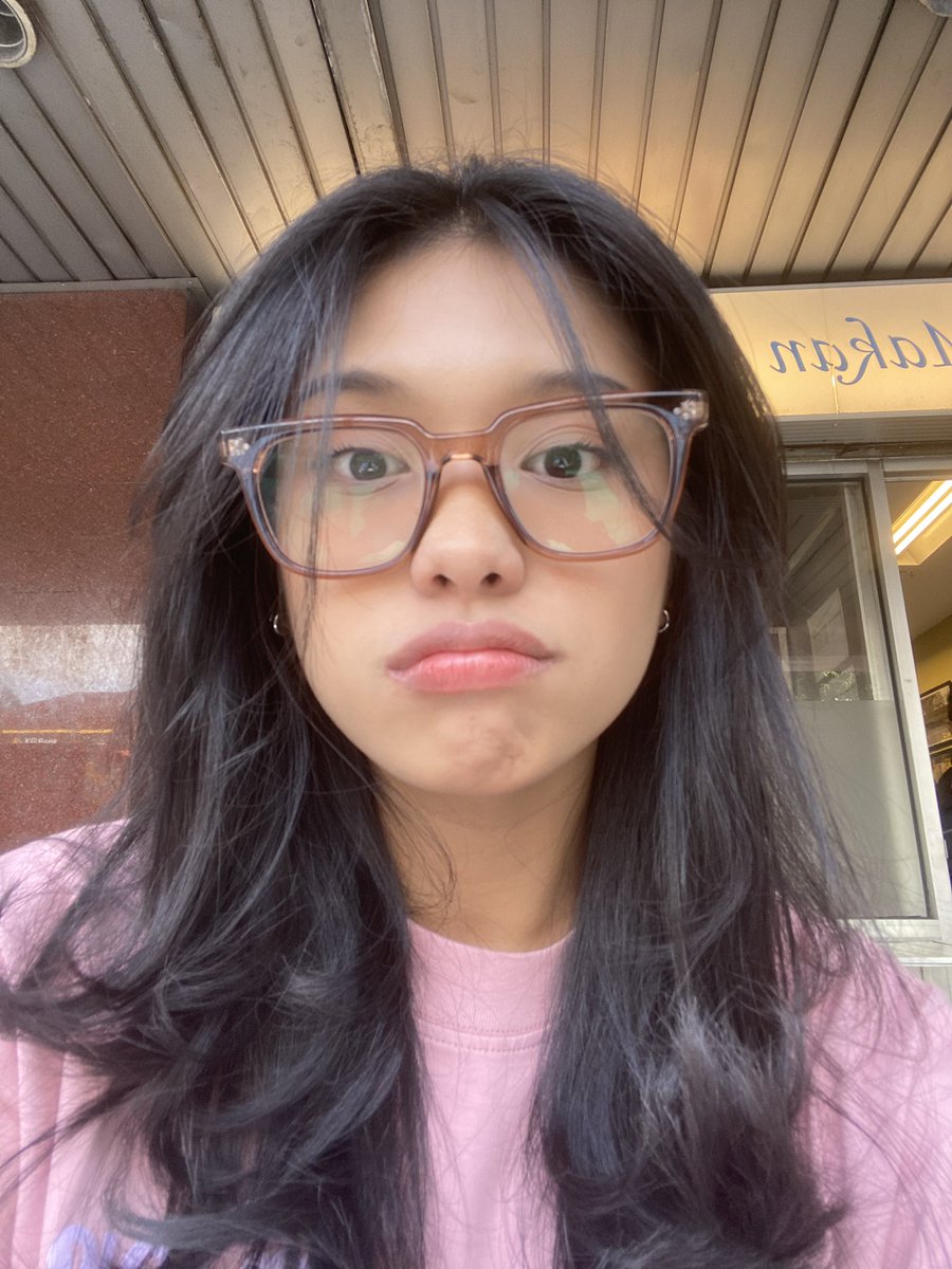 hi to all pretty girls on twitter 🦩 please drop your selfies