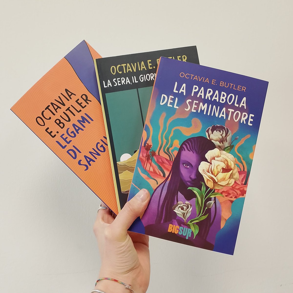 edizioniSUR's tweet photo. 📷 Dopo aver riportato in libreria il suo «Legami di sangue» e i racconti di «La sera, il giorno e la notte», il 3 luglio arriva «La parabola del seminatore», l’opera più matura di Octavia E. Butler, tradotto da Martina Testa!
#comingSUR https://t.co/Bs2VXLpC5R