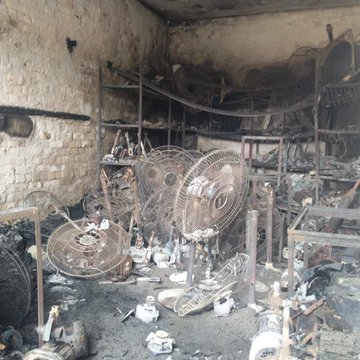 mindroastermeer's tweet photo. ایک احمدی مسلمان کی دوکان کو نفرت کی وجہ سے آگ لگا دی گئی ۔
احمدی مسلمان پاکستان کے شہری ہیں
ان کی جان مال عزت کی حفاظت کرنا حکومت پاکستان کا فرض ہے
یہ جو اپنے ذاتی مفادات کے لیے ملک میں اشتعال انگیزی اور نفرت کو ہوا دی جا رہے ہے
اس کو بند کریں ورنہ ملک بچے گا ہی نہیں تو پھر لوٹیں گے کہاں سے ؟
اللہ آپ کو ھدایت دے