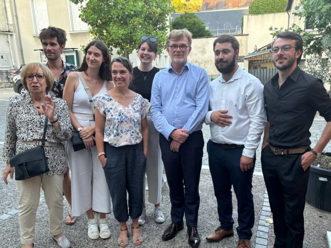 MFesneau's tweet photo. À la rencontre des Loir-et-Chériens, hier encore, dans chacune des communes de notre circonscription : 

- Lors des permanences citoyennes, en présence de vos élus municipaux, à Rilly-sur-Loire, Monthou-sur-Cher, Thenay et Fossé ;

- Lors d’un café-débat, pour conclure la journée, dans la commune de Montrichard.

À chaque fois, des échanges sur vos préoccupations comme sur vos attentes et vos espoirs. Pour penser ensemble les solutions concrètes et locales pour nos services publics de proximité, l’accès aux soins, au logement, la sécurité ou encore le soutien au développement de notre économie, et de notre agriculture. 

À chaque fois également, la conviction partagée que ces élections législatives sont déterminantes pour le destin de la Nation. Et la volonté commune de bâtir un projet crédible et ambitieux, loin des divisions, des excès et des facilités, pour un pays solidaire, uni et plus fort.