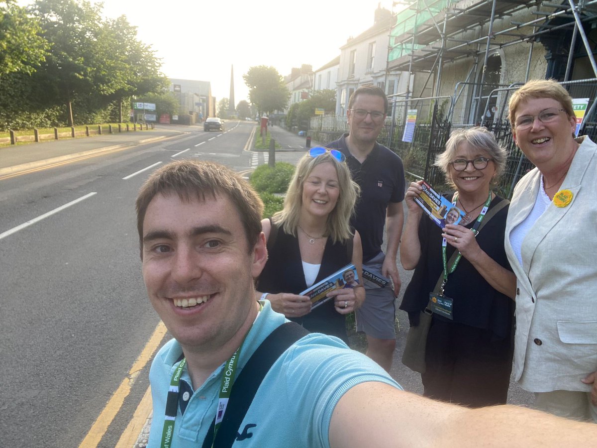 AnnBremenda's tweet photo. Out across Caerfyrddin yesterday spreading @Plaid_Cymru’s positive message of fairness for 🏴󠁧󠁢󠁷󠁬󠁳󠁿.

From Carmarthen town, to Betws and Cynnwyl Elfed - we know the Tories are toast, but Labour takes us for granted.

I will stand up for all of Caerfyrddin if I’m elected on 4 July 💚 https://t.co/NcxJqB3CuA