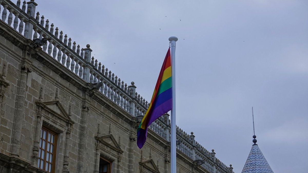 La bandera LGTBI ondea en el <a href="/ParlamentoAnd/">Parlamento Andalucía</a>  en señal de respeto y tolerancia. 

Y como cada año, las y los socialistas nos unimos a los actos y marchas del Orgullo LGTBI de Andalucía. 

🌈Ante los mensajes de odio, más diversidad e igualdad para engrandecer nuestra sociedad.