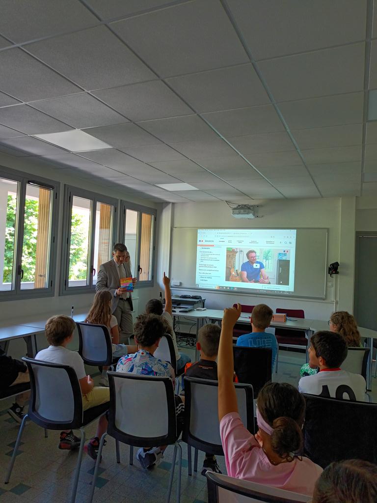 DSDEN05's tweet photo. UN LIVRE POUR LES VACANCES 2024

Aymeric Meiss #DASEN05 accueille à la DSDEN05 une classe de CM2 de l'école de Bellevue pour remettre aux élèves l'ouvrage "L'homme qui plantait des arbres" de Jean GIONO illustré par P-E LYET.
👉 Le pouvoir de la lecture !

https://t.co/pNsLYuswld https://t.co/meelYl5v9p