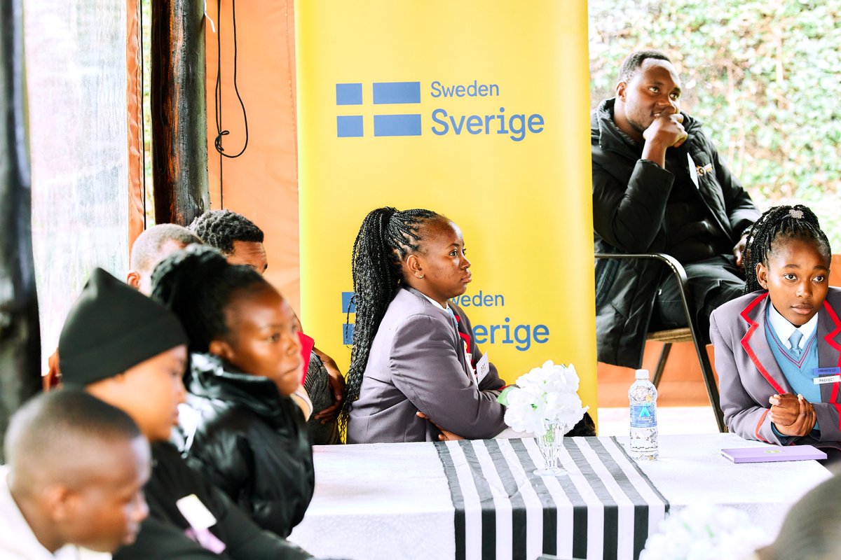 SwedeninZW's tweet photo. 1/3. Strong voices, strong communities! ✊ 
Zim🇿🇼's youth are speaking up about drug abuse at a powerful dialogue hosted by the @SwedeninZw. #InternationalDayAgainstDrugAbuse https://t.co/4nmhgiKGWn