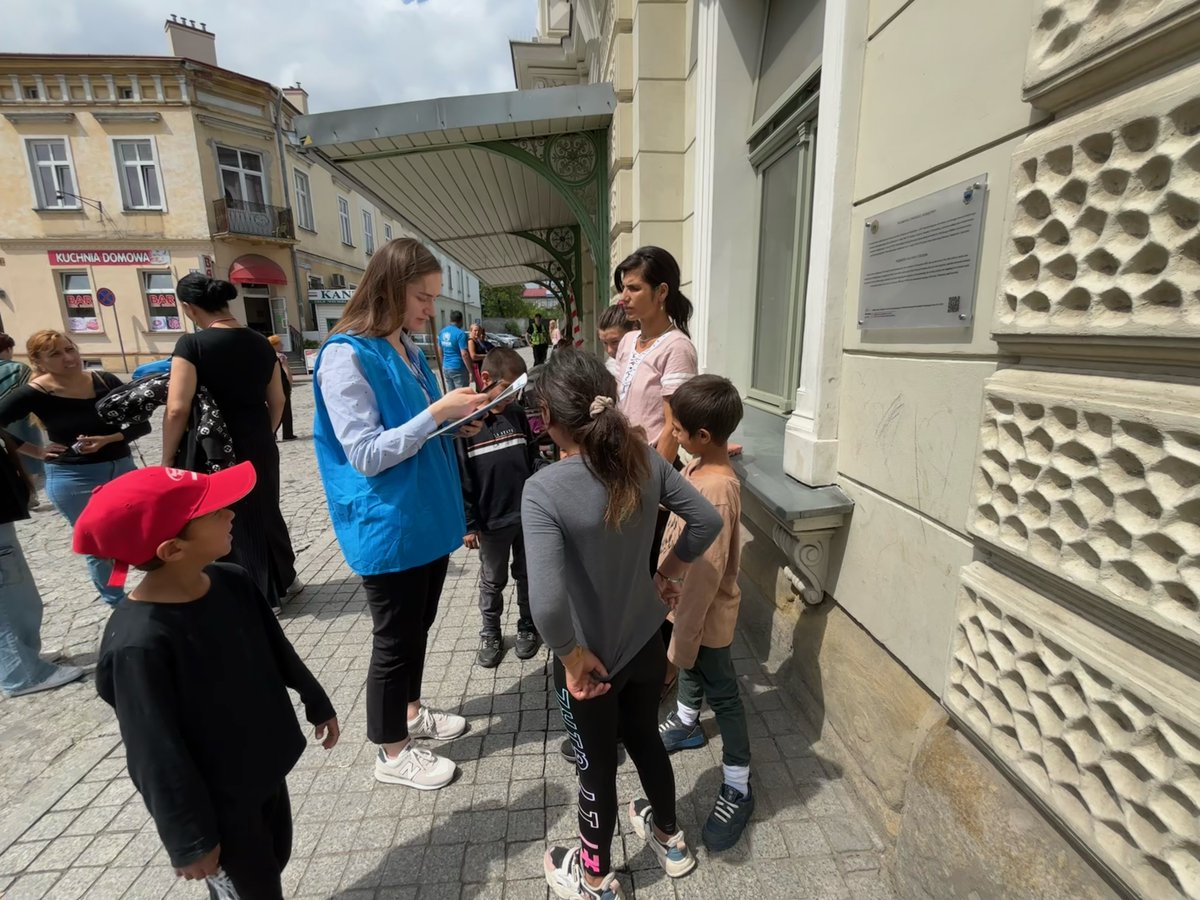 Based on 1,300+ interviews with refugees from 🇺🇦, UNHCR collected data that show they have a high level of uncertainty about their future in 🇵🇱. 
Read our latest Protection Brief, incl. recommendations to authorities &amp; NGOs to address these challenges. 
🫴tinyurl.com/ybk2y9zc