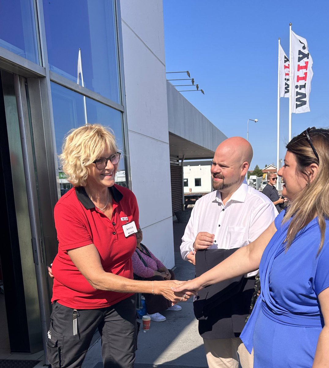 Axfood (@axfood) on Twitter photo Under torsdagen besökte landsbygdsminister <a href="/peterkullgren/">Peter Kullgren</a> Willys Visby och välkomnades av butikschefen Annica Stenström. Ca 80 medarbetare arbetar i butiken just nu – personalstyrkan ökar med 30% under sommaren när många turister kommer till ön. #almedalen #willys #gotland Under torsdagen besökte landsbygdsminister <a href="/peterkullgren/">Peter Kullgren</a> Willys Visby och välkomnades av butikschefen Annica Stenström. Ca 80 medarbetare arbetar i butiken just nu – personalstyrkan ökar med 30% under sommaren när många turister kommer till ön. #almedalen #willys #gotland