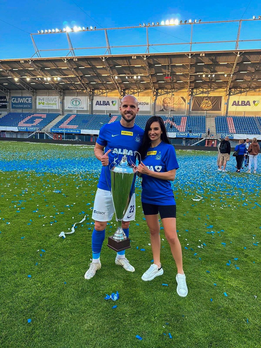 Bramka w derbach ✅
Awans do Ekstraklasy ✅
Debiut w Ekstraklasie ✅

Czas na nowe wyzwania 🫡🙋‍♂️