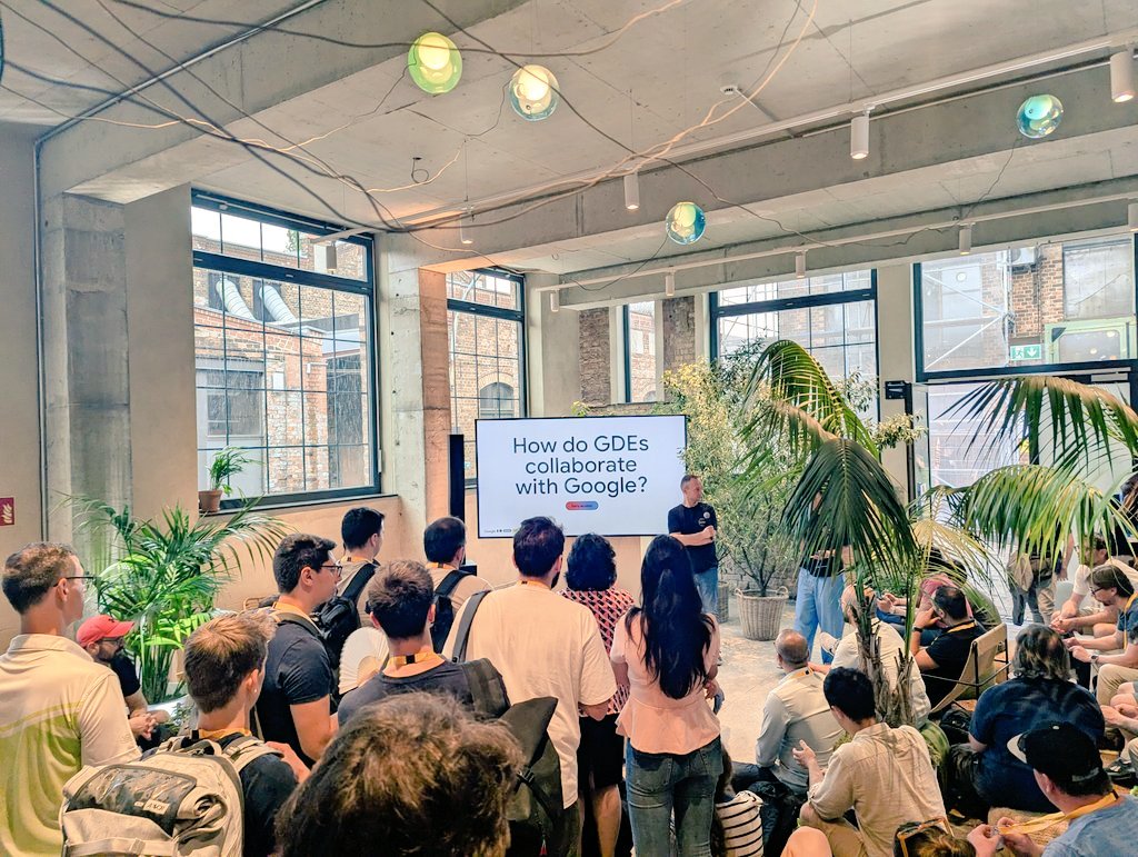 Sp4ghettiCode's tweet photo. A packed @GoogleDevEurope meetup ❤️💛💚💙
So many amazing people all in one room
#GoogleIOConnect #GoogleDevExpert https://t.co/aBNBfQYT3K