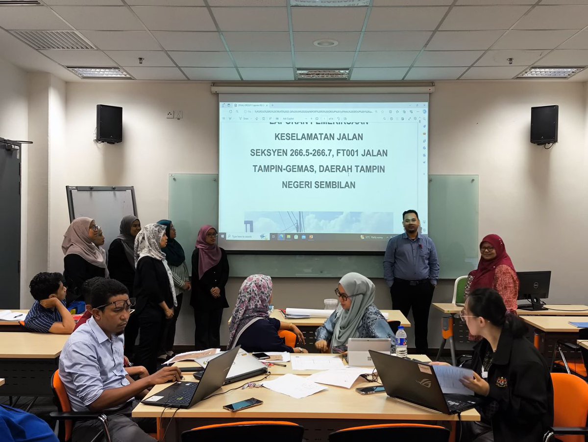 CREaTEJKR's tweet photo. Kursus Road Safety Inspection (RSI) bagi Kompetensi Keselamatan Jalan telah dihadiri seramai 18 orang peserta pada 25-26 Jun 2024 bertempat di Bilik Kuliah Al-Jazzar.
@moworksmy
@IPJKR_Official
@RoslanisE
@TkpkrBangunan
@badio64
@IEsa2018
@IrZulkifli3
@Shahrom_007 https://t.co/xBufIVirzH