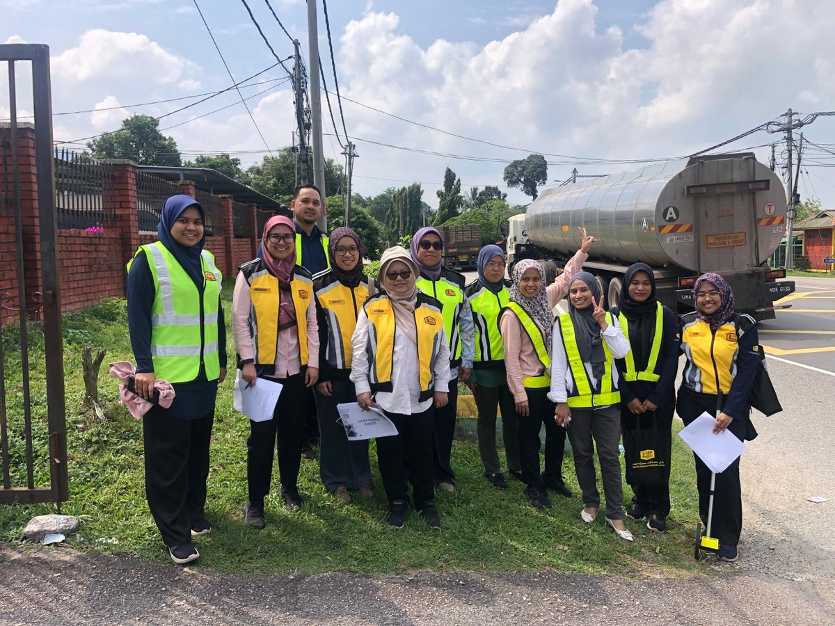 CREaTEJKR's tweet photo. Kursus Road Safety Inspection (RSI) bagi Kompetensi Keselamatan Jalan telah dihadiri seramai 18 orang peserta pada 25-26 Jun 2024 bertempat di Bilik Kuliah Al-Jazzar.
@moworksmy
@IPJKR_Official
@RoslanisE
@TkpkrBangunan
@badio64
@IEsa2018
@IrZulkifli3
@Shahrom_007 https://t.co/xBufIVirzH