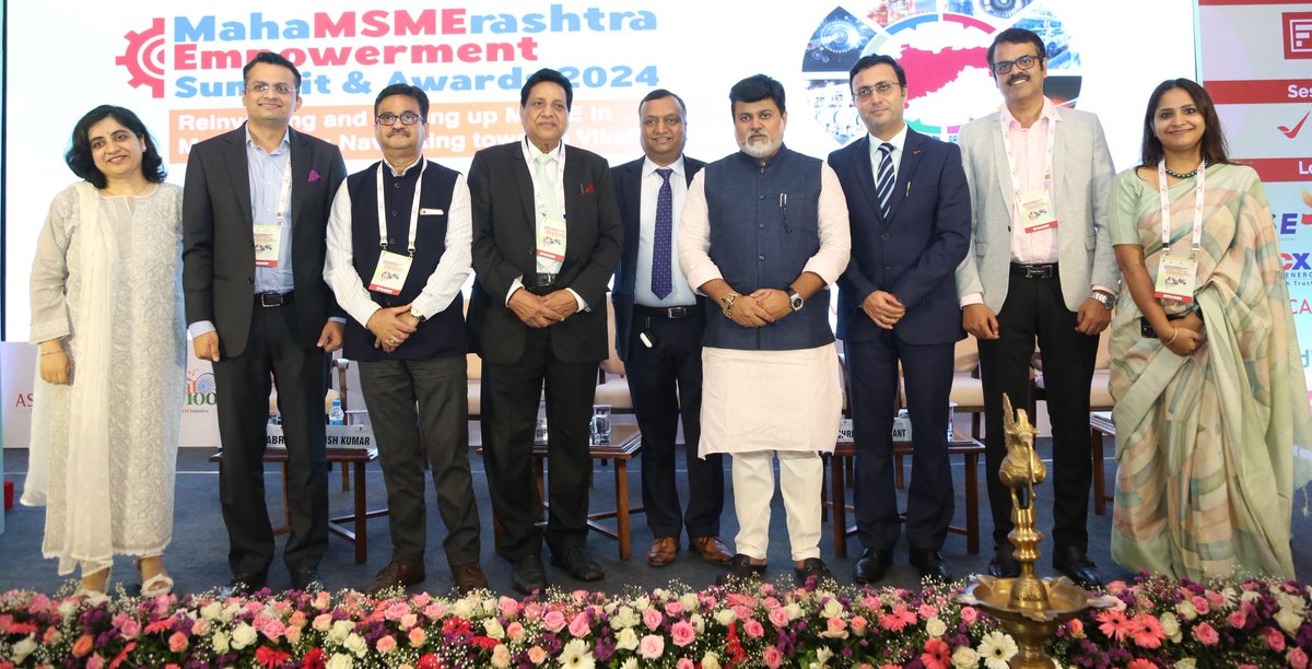 samant_uday's tweet photo. महाराष्ट्र एमएसएमई (MSME) च्या परिषद आणि पुरस्कार सोहळ्यास उपस्थित होतो. २०१९ ते २०२३ दरम्यान १८६३४ स्टार्टअप्स सह महाराष्ट्र पुन्हा एकदा देशातील नंबर एकचं स्टार्टअप्स असलेलं राज्य बनलं आहे. सरकारने राज्यातील नव उद्योजकांना त्यांच्या कौशल्य आणि उद्योजकतेच्या विकासासाठी आवश्यक इकोसिस्टीम उपलब्ध करून दिल्याने त्याचे सकारात्मक परिणाम आता दिसू लागले आहेत. राज्य सरकार लघु उद्योजकां��्या बाबतीत अत्यंत सकारात्मक असून भविष्यात ही संख्या ५० हजार पर्यंत घेऊन जाण्याचा उद्योग विभागाचा मानस असल्याचे यावेळी सांगितले.
#ASSOCHAM #ASSOCHAMFORMSME