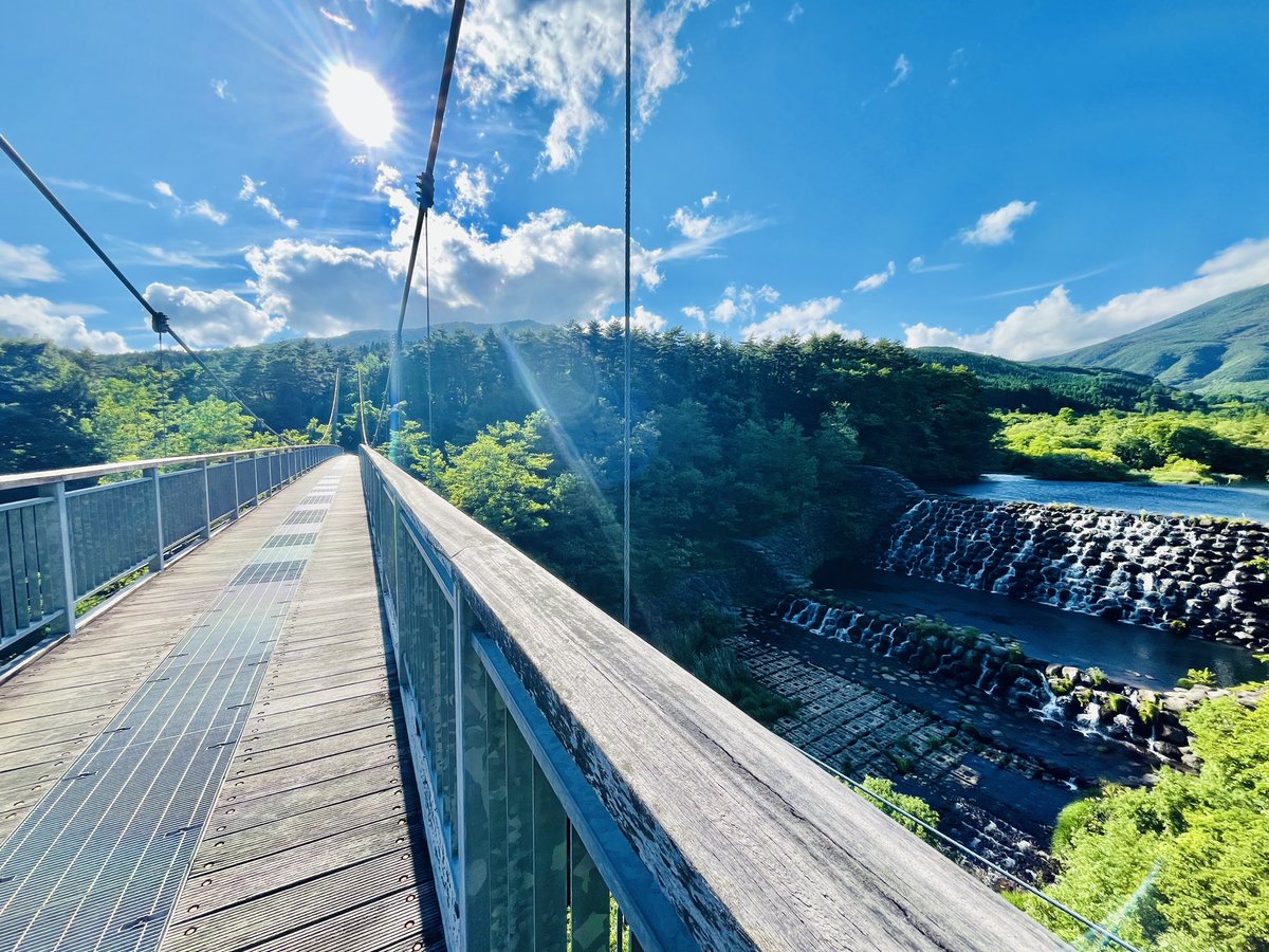 masakitrade's tweet photo. 『やまびこ吊橋』から眺める蔵王連峰『不忘山』と滝の絶景✨
View of “Fubousan” ⛰️and Waterfall from
“Yamabikotsuribashi”🌁
#やまびこ吊り橋 #吊り橋 #吊橋 #Bridge #JapaneseBridge #七ヶ宿ダム #日本の風景 #JapaneseView #美しい風景 #BeautifulScenery #風景 #Scenery #宮城 #MIYAGI #蔵王 https://t.co/FRvfsF9MDa
