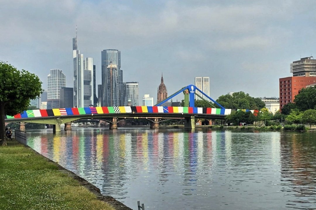 naja_xaoticca's tweet image. Morgens am Main. Ich habe nun Angst, dass mir eine GoPro wächst, ich Anzeigen schreiben muss und mich über Leute aufrege, die nicht #mdrza fahren 😫 #meinfrankfurt