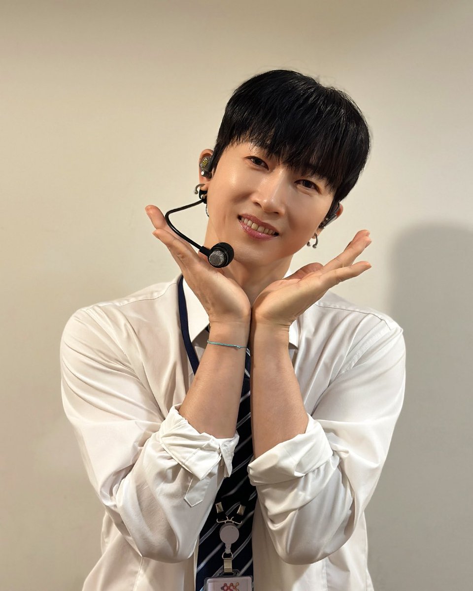 whcreative35's tweet photo. 이것들이 날 바라볼 땐,
𝔽𝕖𝕖𝕝 𝕝𝕚𝕜𝕖 𝕀‘𝕞 𝕙𝕚𝕘𝕙𝕨𝕒𝕪🪽

#장우혁 #ADONNO #Fanconcert https://t.co/QMl1qy74jo