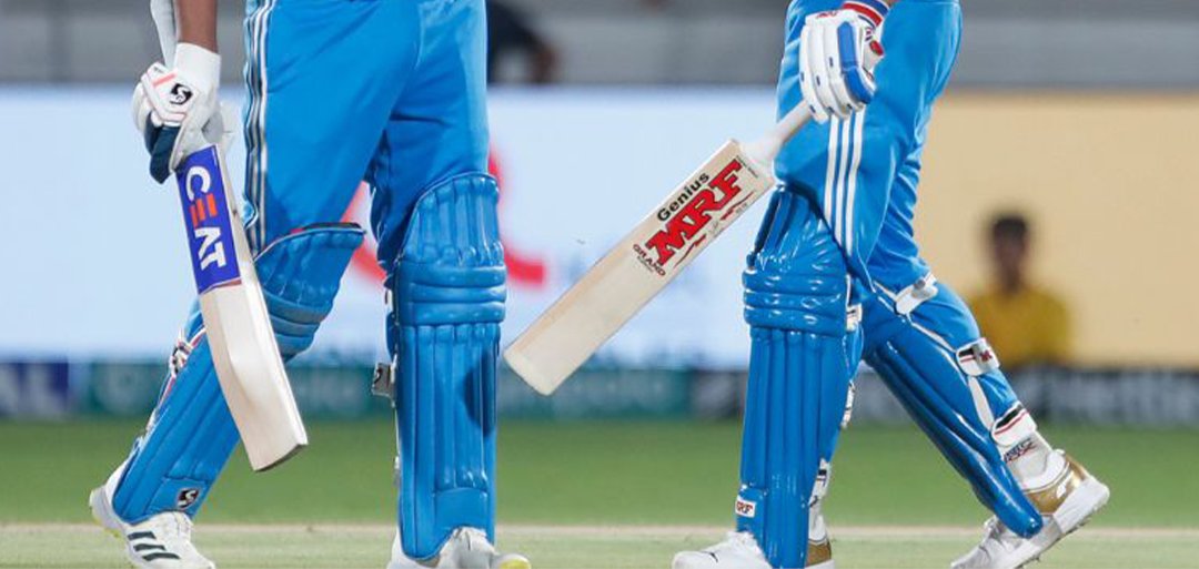 PowerlookIN's tweet photo. Aaj 144.17 Crore logon ki mental health in do Bats par tiki hai..!!

#INDvsENG #SemiFinals #India #ICCWorldCup https://t.co/6Vcl35rfiz