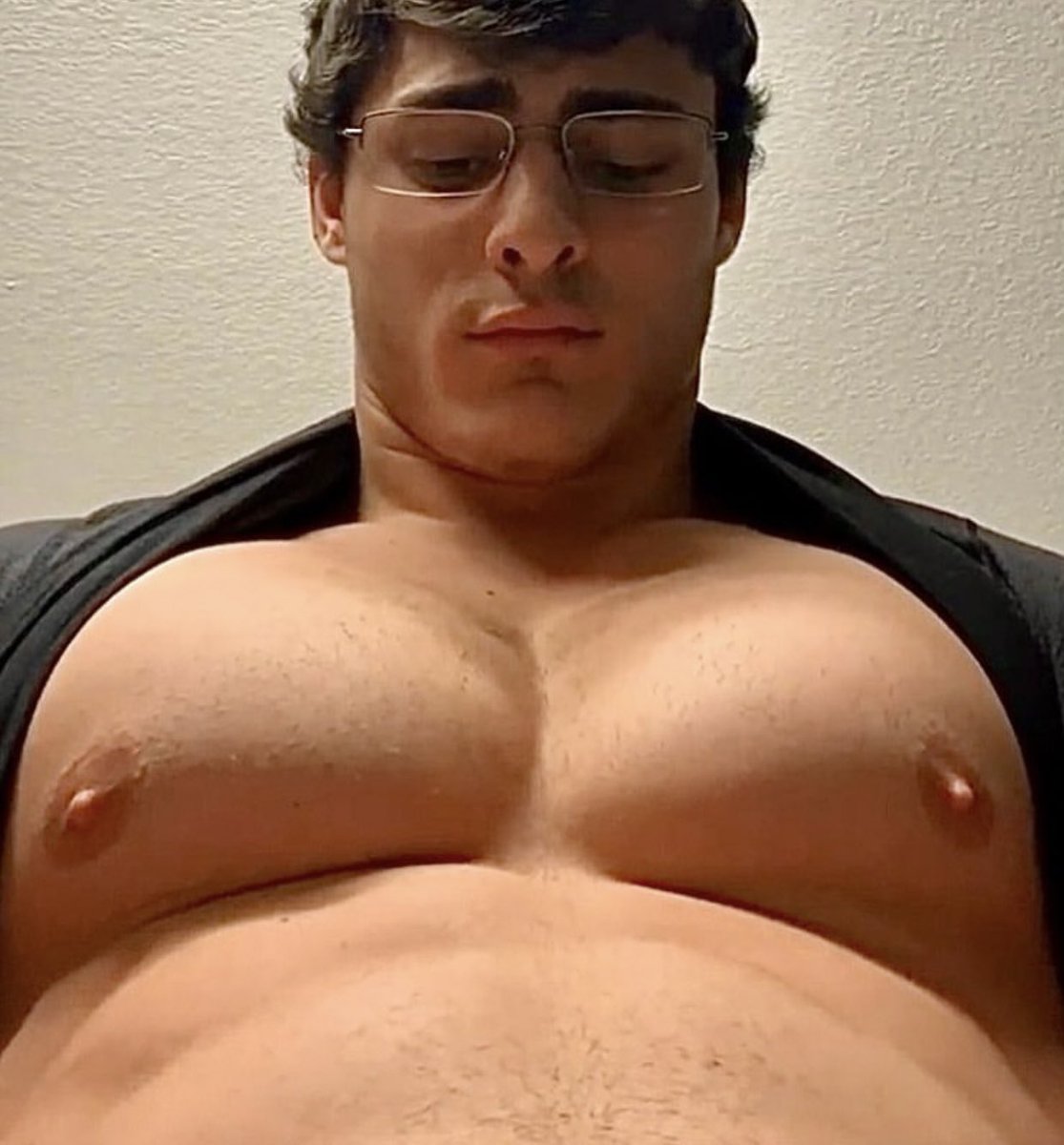 kimany099's tweet photo. Bigpecs https://t.co/iLsc2ngdUs