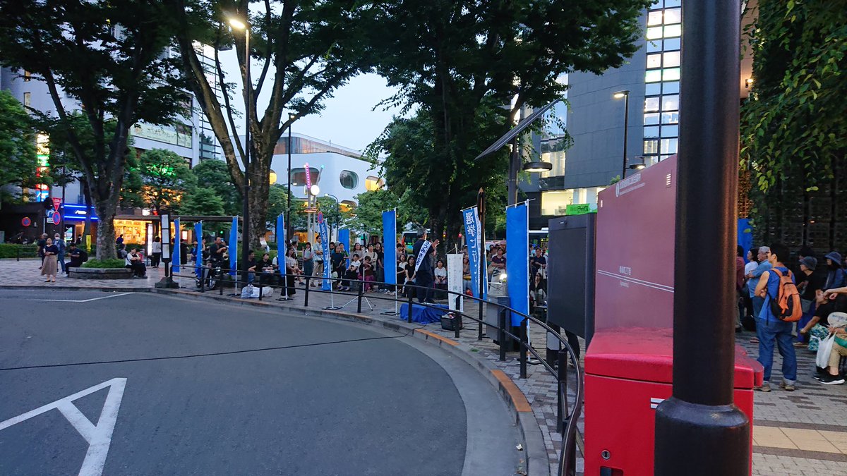 pchip3's tweet photo. うつみさとるさんが武蔵境駅で演説。 大人数の聴衆が集まっています。ソーラーパネルの闇について。  凄まじい人気ですね。 #うつみさとる https://t.co/GEZXnLKD13