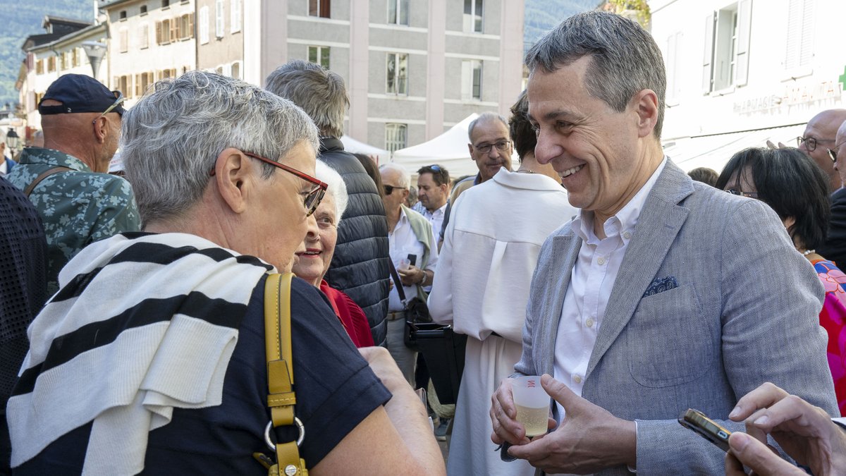 BR_Sprecher's tweet photo. 📸🤝Chaleureux accueil par la population et les autorités locales au cœur de Sion: les membres du Conseil fédéral discutent avec la population dans la rue du Grand-Pont. #BRAusflug #ExcursionCF #GitaCF @kantonwallis1 @CantonduValais https://t.co/bzW15JYOo1