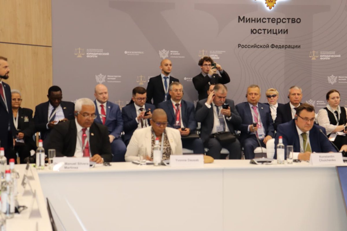 Oscar_CubaTSP's tweet photo. #Ahora concluye el segmento de Alto Nivel del XII Fórum Jurídico de San Petersburgo. Intervinieron los Ministros de Justicia de 21 países. Nosotros explicamos el proceso legislativo del país y, en especial, la aprobación y características del #CódigoDeLasFamilias. @Minjus_Cuba https://t.co/Ada6gy4o59
