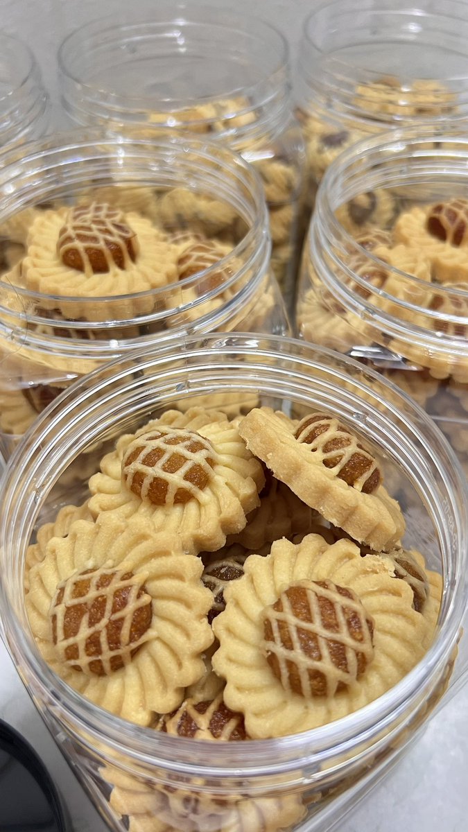 jemmahhhhh's tweet photo. Tart nenas paling susah nak buat tp paling cepat habis licin dlm balang goes to tart nyonya. Segan nak post kt ig sebabnya masih berhutang janji dgn kawan2 rapat yg order utk raya haji lepas. Satu hari dpt siapkan 1/2kg butter saja. Proses dia renyah kena canai 1 persatu tau. https://t.co/z00enTjt1R