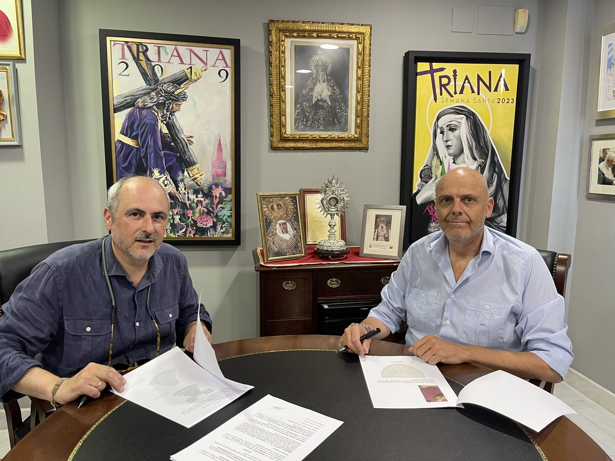 EspDeTriana's tweet photo. #PATRIMONIO | Proyecto de una nueva túnica procesional para el Santísimo Cristo de las Tres Caídas 

La junta de gobierno, representada en la persona de nuestro hermano mayor y en su deseo de continuar enriqueciendo el patrimonio de nuestra corporación destinado al culto a Dios y a nuestros Sangrados Titulares, ha tenido a bien firmar con el taller de bordados de Manuel Solano la ejecución de una nueva túnica procesional para el Santísimo Cristo de las Tres Caídas, siguiendo el dibujo de nuestro hermano, el diseñador de piezas de Arte Sacro, Javier Sánchez de los Reyes.

El diseño de la referida obra presenta una ornamentación entresacada de la cerámica trianera, impronta característica de los enseres de la Hermandad, marcados por la personalidad  artística de José Recio del Rivero. Se distingue  así de las otras que ya posee, reconstrucción de otras antiguas de diferentes estilos precedentes, propios de principios y finales del S. XIX respectivamente y las neobarrocas de la segunda mitad del siglo XX.

Presenta una cenefa en la zona inferior, donde en cartelas situadas en todo el perímetro se incluirán representaciones de los atributos de la Pasión o “Arma Christi”. Sirve de corte con el resto de ornamentación un galón calado, desarrollándose tanto en el frontal, la trasera y las mangas una profusa composición “de candelieri”, en torno a un eje central, cubriendo toda la prenda, con los elementos típicos vegetales de este estilo y de dos “grifos” o dragones en la vista trasera, de cuyas bocas surge la ornamentación.

El mismo galón calado que se sitúa en la zona inferior también se sitúa rematando las mangas y el cuello de la túnica, resultando una pieza de gran esplendor y un profuso bordado.

#EsperanzaDeTriana
#LaMisiónDeLaEsperanza