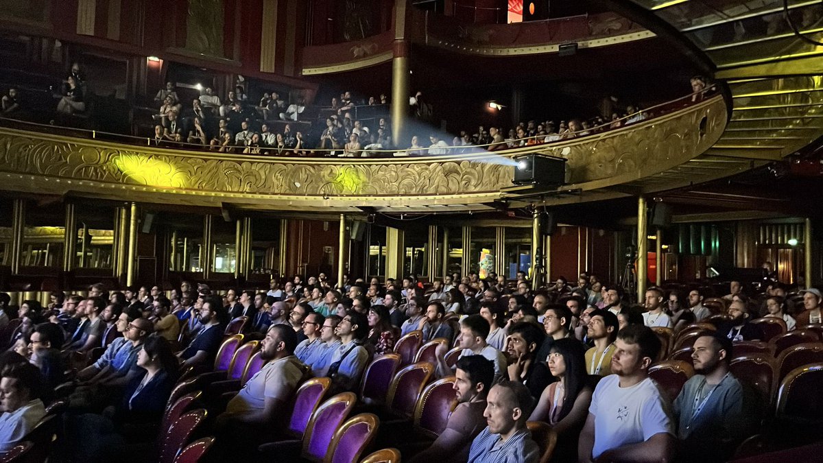 slawnya's tweet image. Some much people here today @dotJS ! Amazing to see and hear those great speakers! #dotjs