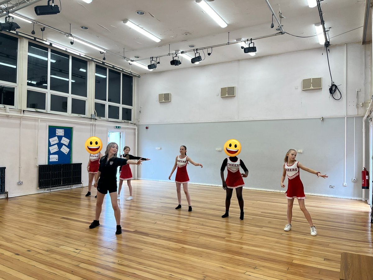 Dance Captain Chloe helping our Y7 students rehearse for the school show 🤸🏼‍♀️📣🌟
